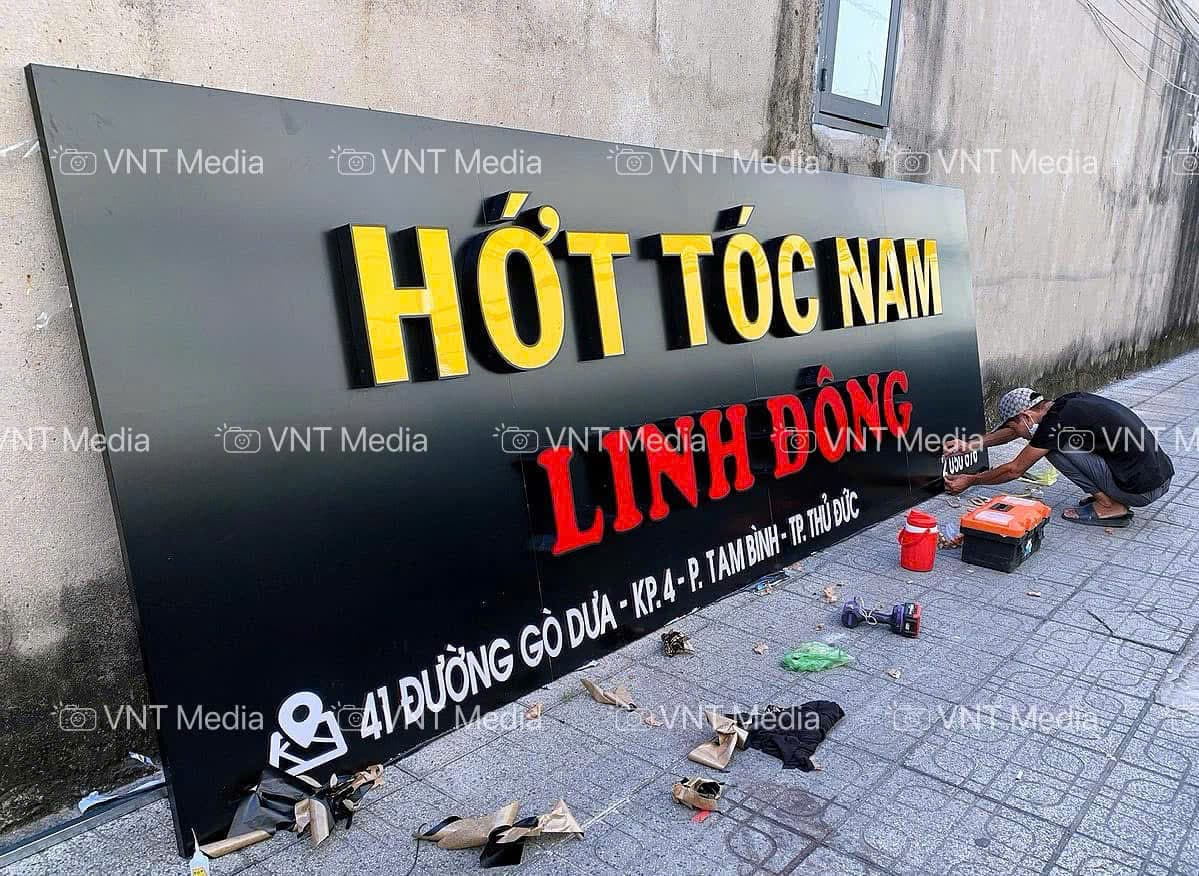 Đội ngũ 20+ nhân sự VNT Media tại xưởng sản xuất Quận 1 TPHCM