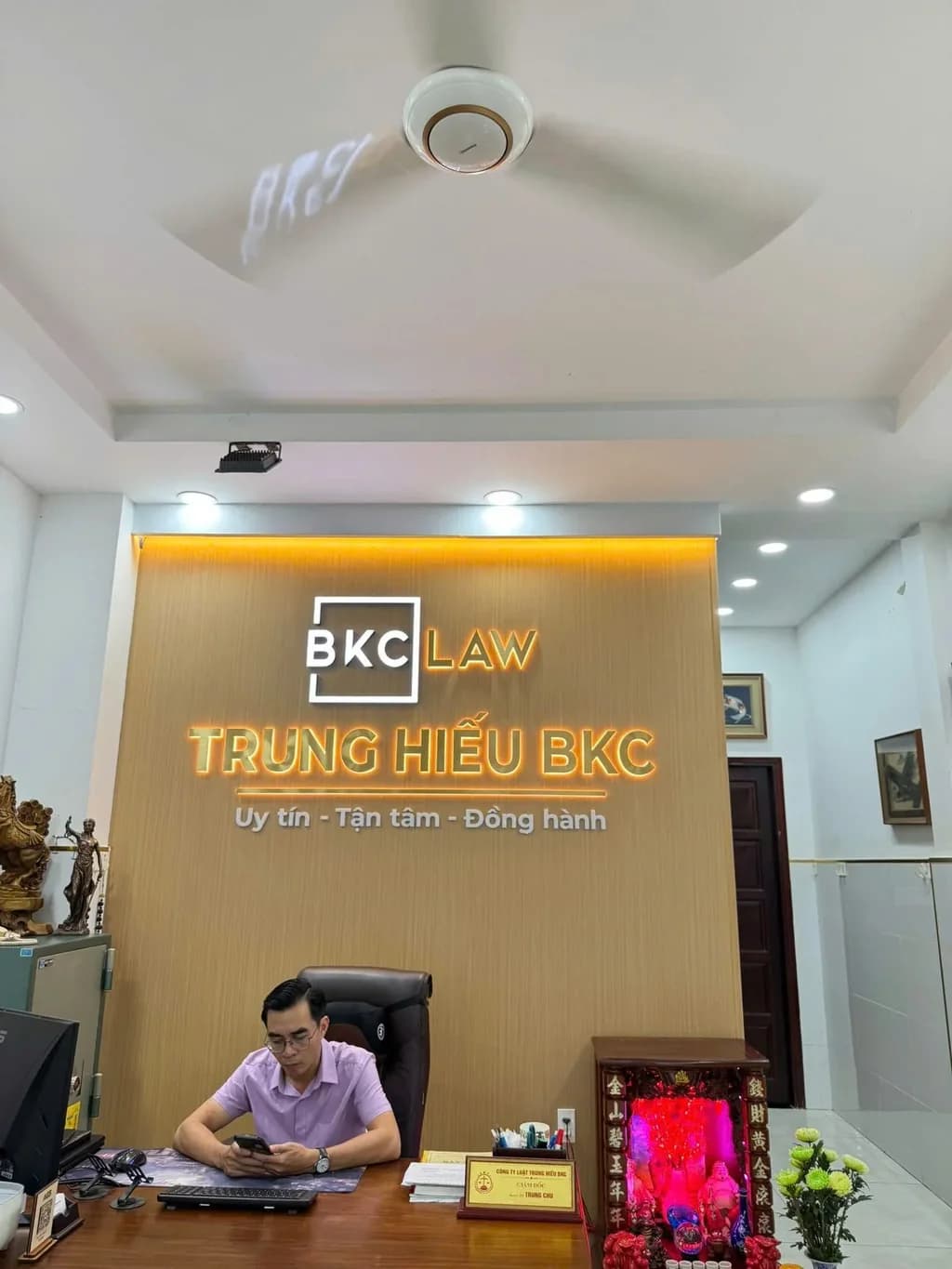 Chữ nổi LED hắt sáng hiệu ứng halo light sang trọng