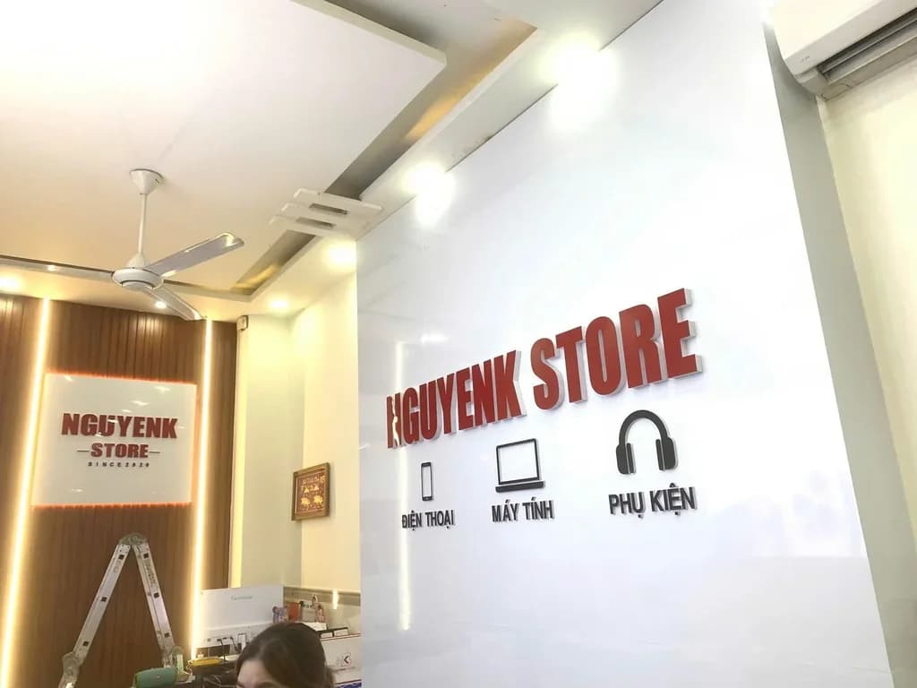 Giá chữ nổi mica hút nổi - mẫu đẹp kết hợp LED
